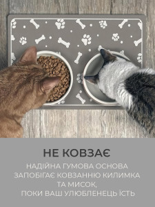 Коврик под миску для собак с изображением косточек и лапок из полиэстера и резины 40х50 см серый