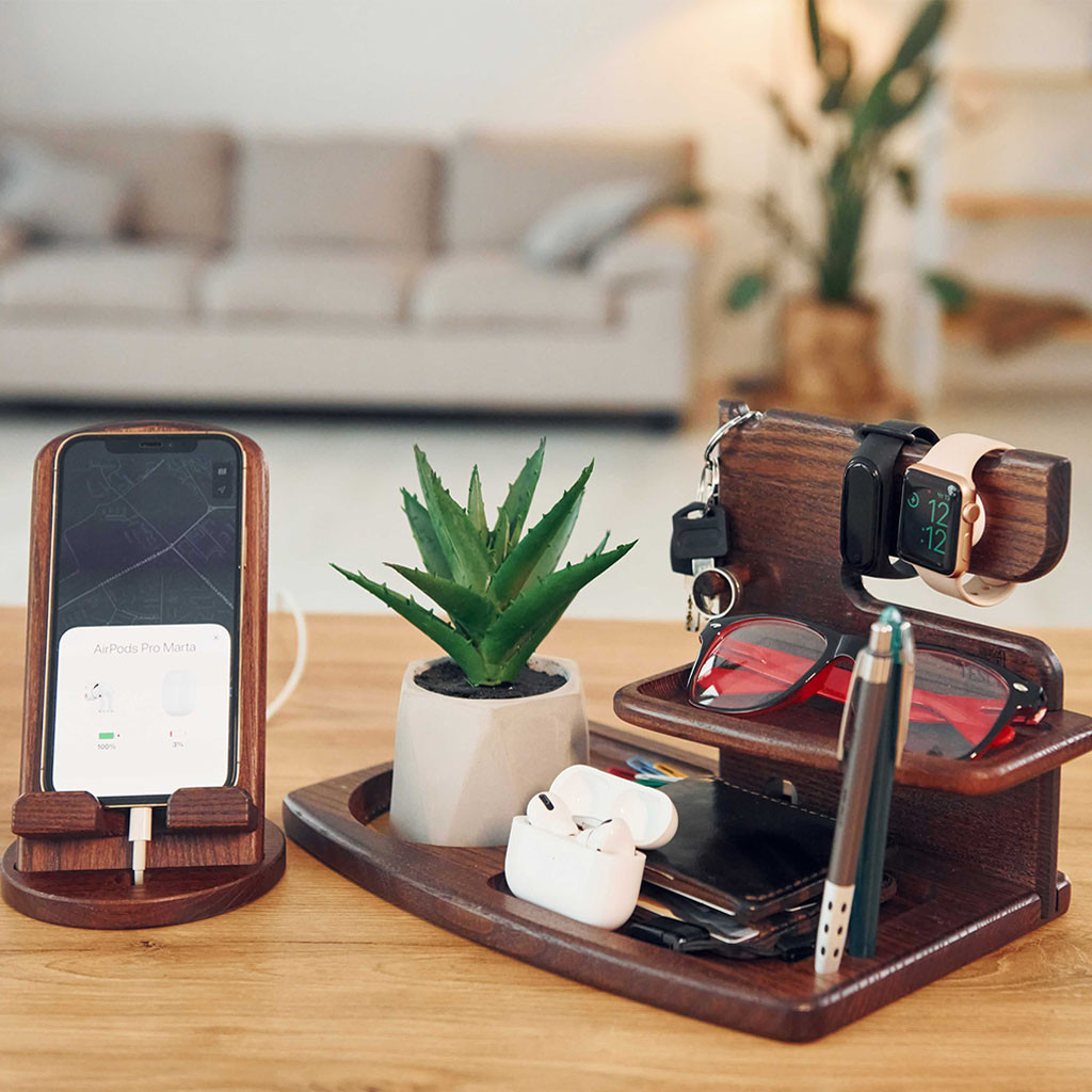 Подставка органайзер для телефона Teslyar с разъемом для часов из дерева (коричневая)